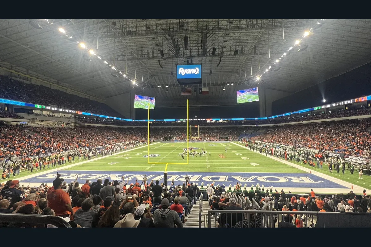 Vue intérieure de l’Alamodome pendant un match de football américain en 2022.