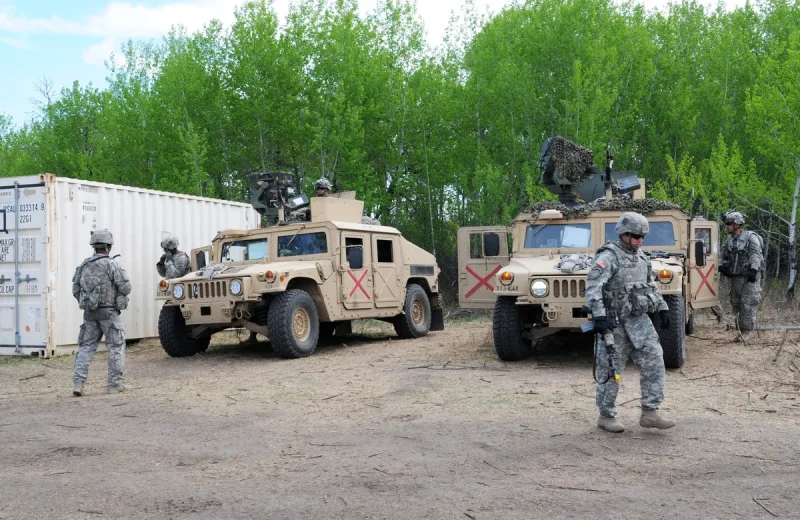 Des soldats américains près de véhicules pendant un exercice à Wainwright en 2014.