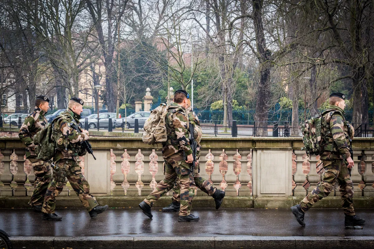 Militaires de l’opération Sentinelle dans une rue de Strasbourg en février 2015.