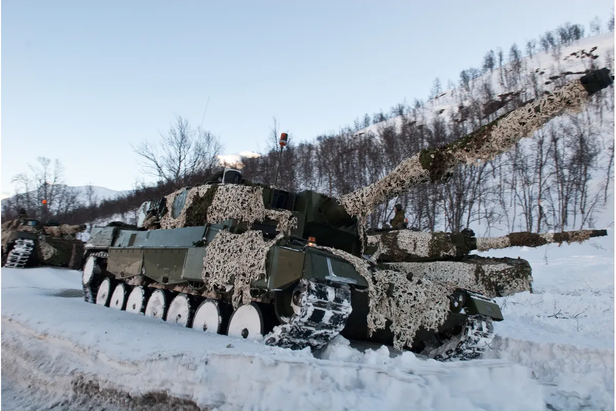 Des chars Leopard 2 norvégiens en formation le long de la route E6 en février 2010.