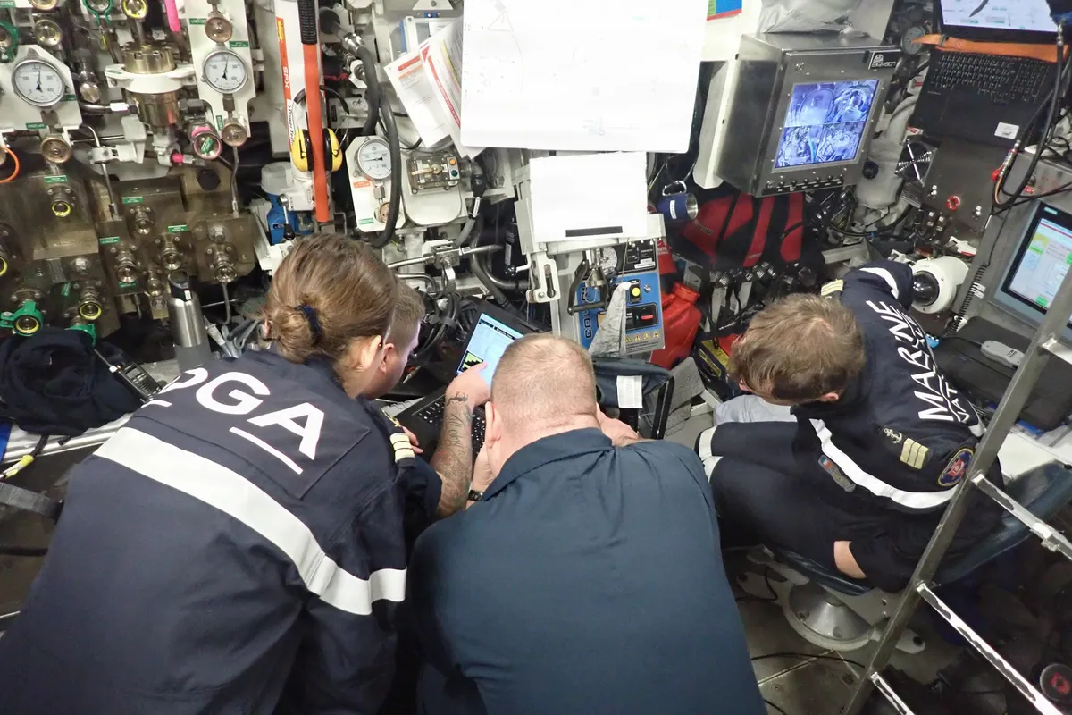 Personnel à bord d’un sous-marin nucléaire français lors d’une opération franco-américaine en 2026.
