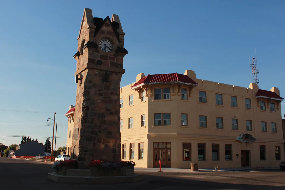 Une tour d’horloge et une rue de Wainwright, en Alberta, photographiées en 2013.